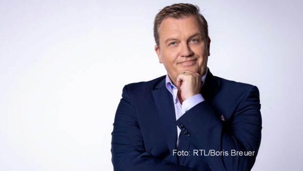 Im kommenden Jahr feiert Hape Kerkeling sein TV-Comeback auch in einer fiktionalen Produktion. Für RTL+ und RTL entsteht eine vierteilige Serie, die inhaltlich an die Filmsatire „Club Las Piranjas“ aus dem Jahr 1995 anknüpft. (Foto: RTL/Boris Breuer)