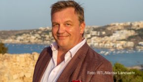 Entertainer Hape Kerkeling gibt für Vox ab dem 21. November den Reiseleiter. Zur TV-Doku „Hape und die 7 Zwergstaaten“ mit insgesamt sieben Episoden erscheint ab heute auch eine zweiteilige Print-Reportage im Magazin „GEO Saison“. (Foto: RTL/Marisa Landwehr)