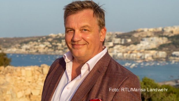 Entertainer Hape Kerkeling gibt für Vox ab dem 21. November den Reiseleiter. Zur TV-Doku „Hape und die 7 Zwergstaaten“ mit insgesamt sieben Episoden erscheint ab heute auch eine zweiteilige Print-Reportage im Magazin „GEO Saison“. (Foto: RTL/Marisa Landwehr)