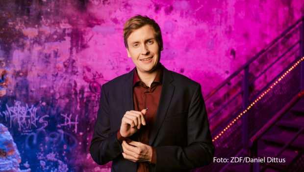 Ab den 29. Januar geht‘s bei 3sat in die zweite Staffel von „Till Reiners‘ Happy Hour“. In der Auftaktfolge begrüßt Gastgeber Till Reiners seinen Kollegen und Stammgast Torsten Sträter, den Schweizer Comedian Alain Frei sowie Allroundtalent Anna Mateur. (Foto: ZDF/Daniel Dittus)