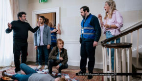 Privatdetektivin Harry Wild muss sich beim Besuch einer True-Crime-Convention u.a. mit dem Mord an ihrer Doppelgängerin befassen. Das ZDF zeigt am 1. Februar eine weitere neue Doppelfolge der Krimiserie „Harry Wild – Mörderjagd in Dublin“ mit Jane Seymour in der Titelrolle. Foto © ZDF/Szymon Lazewski/AcornTV