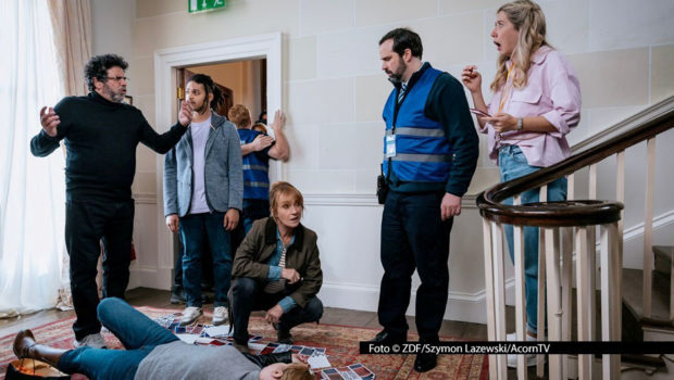 Privatdetektivin Harry Wild muss sich beim Besuch einer True-Crime-Convention u.a. mit dem Mord an ihrer Doppelgängerin befassen. Das ZDF zeigt am 1. Februar eine weitere neue Doppelfolge der Krimiserie „Harry Wild – Mörderjagd in Dublin“ mit Jane Seymour in der Titelrolle. Foto © ZDF/Szymon Lazewski/AcornTV