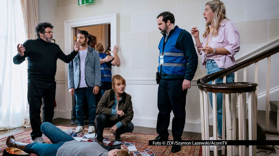 Privatdetektivin Harry Wild muss sich beim Besuch einer True-Crime-Convention u.a. mit dem Mord an ihrer Doppelgängerin befassen. Das ZDF zeigt am 1. Februar eine weitere neue Doppelfolge der Krimiserie „Harry Wild – Mörderjagd in Dublin“ mit Jane Seymour in der Titelrolle. Foto © ZDF/Szymon Lazewski/AcornTV