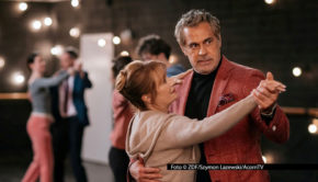 Harry (Jane Seymour) und ihr Ex Marcello (Edoardo Costa) machen in der Tanzschule von Genevieve le Coeur eine gute Figur. Foto-ZDF_Szymon-Lazewski_AcornTV