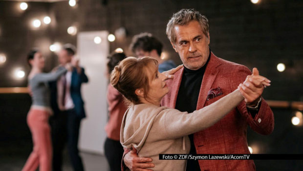 Harry (Jane Seymour) und ihr Ex Marcello (Edoardo Costa) machen in der Tanzschule von Genevieve le Coeur eine gute Figur. Foto-ZDF_Szymon-Lazewski_AcornTV