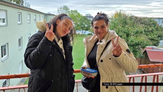 Erstmals besuchen sich Menschen aus den unterschiedlichen Schauplätzen der seit zehn Jahren laufenden Sozial-Doku „Hartz und herzlich“. Beispielsweise ist Valeska aus Trier bei Janine in Mannheim zu Gast. Zu sehen gibt’s das Ganze in zwei Sonderfolgen am 6. und 13. Januar bei RTLzwei. Foto © RTLzwei