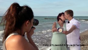 Fünf neue Folgen von „Hartz und herzlich – Tag für Tag Rostock Groß Klein“ strahlt RTLzwei ab dem 16. August aus. Protagonisten der Sozial-Doku sind u.a. Nicole und René, die sich auf ein freudiges Ereignis vorbereiten. (Foto: RTLzwei/UFA Show & Factual)