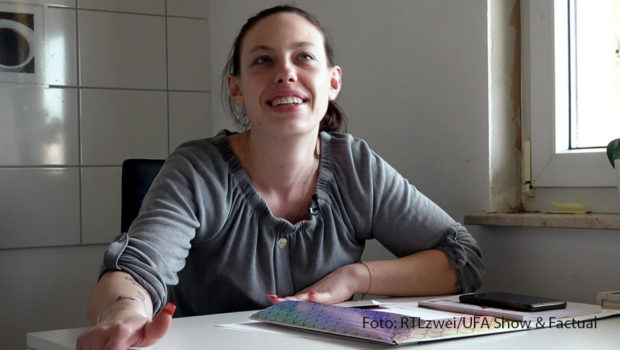 Die sogenannten Benz-Baracken in Mannheim sind ab dem 13. September wieder Schauplatz der Sozial-Doku „Hartz und herzlich“ auf RTLzwei. In den vier neuen Folgen gibt’s ein Wiedersehen mit Bewohnern und Bewohnerinnen wie Janine, die eine Ausbildung an einer Make-up-Schule beginnt. (Foto: RTLzwei/UFA Show & Factual)