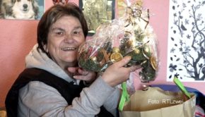 Ab dem 3. Januar strahlt RTLzwei insgesamt 25 neue Folgen der Sozial-Doku „Hartz und herzlich“ aus. Dabei geht’s um soziale Brennpunkte in Rostock und Mannheim. Das Format hat eine treue Fan-Gemeinde. In einer Episode bekommt die Rostockerin Regina sogar Fan-Besuch. (Foto: RTLzwei)