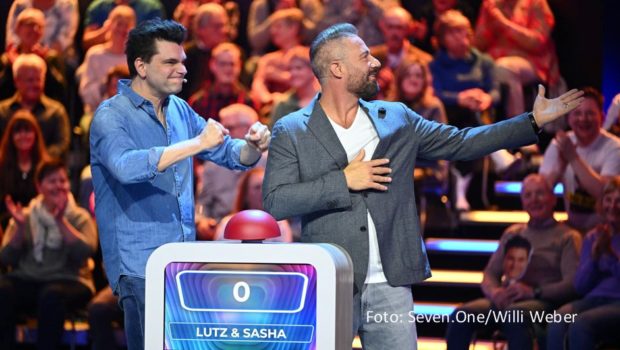 Sänger und Entertainer Sasha bringt sein Fachwissen am 4. Juli als Gastkandidat in das Musik-Ratespiel „Hast Du Töne?“ in Sat.1 ein. Er bildet ein Team mit Comedian Lutz van der Horst. Weitere Gäste sind diesmal Moderatorin und Sängerin Kim Fisher sowie Musical-Star Alexander Klaws. (Foto: Seven.One/Willi Weber)