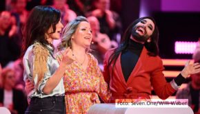 In einer neuen Ausgabe des Sat.1-Musikquiz „Hast Du Töne?“ bildet Stamm-Ratekraft Nora Tschirner am 27. Juni ein Team mit der ESC-Gewinnerin Conchita Wurst. Auch Schauspielerin und Komikerin Caroline Frier greift diesmal als Promi-Kandidatin mit in das Rategeschehen ein. (Foto: Seven.One/Willi Weber)