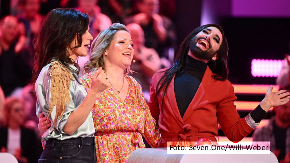 In einer neuen Ausgabe des Sat.1-Musikquiz „Hast Du Töne?“ bildet Stamm-Ratekraft Nora Tschirner am 27. Juni ein Team mit der ESC-Gewinnerin Conchita Wurst. Auch Schauspielerin und Komikerin Caroline Frier greift diesmal als Promi-Kandidatin mit in das Rategeschehen ein. (Foto: Seven.One/Willi Weber)