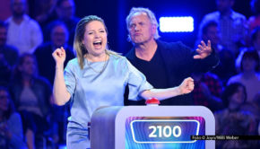 Am 7. August lädt Moderator Matthias Opdenhövel in Sat.1 wieder zur Musik-Quizshow „Hast Du Töne?“ ein. Teamkapitänin Caroline Frier bekommt diesmal tatkräftige Unterstützung von Schauspieler und Sänger Uwe Ochsenknecht. Weitere Rategäste sind Evelyn Burdecki und Anna Maria Mühe. Foto © Joyn/Willi Weber