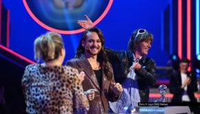 In der aktuellen Ausgabe des Sat.1-Musikquiz „Hast du Töne?“ wagen sich gleich drei Ballermann-Stars an die kniffligen Songrätsel. Gemeinsam mit dem Stammrateteam um Caroline Frier, Rick Kavanian und Riccardo Simonetti treten dieses Mal Mickie Krause, Jürgen Milski und Isi Glück an. Foto © Joyn/Willi Weber