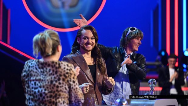 In der aktuellen Ausgabe des Sat.1-Musikquiz „Hast du Töne?“ wagen sich gleich drei Ballermann-Stars an die kniffligen Songrätsel. Gemeinsam mit dem Stammrateteam um Caroline Frier, Rick Kavanian und Riccardo Simonetti treten dieses Mal Mickie Krause, Jürgen Milski und Isi Glück an. Foto © Joyn/Willi Weber