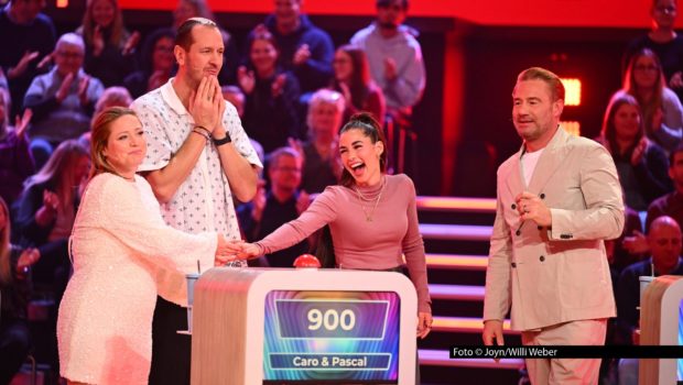 Zum Staffelfinale von „Hast du Töne?“ lädt Sat.1 am 26. März noch einmal zum musikalischen Quizabend in der Primetime ein. Moderator Matthias Opdenhövel empfängt dabei Sarah Engels, Laura Karasek und Pascal Hens, die gemeinsam mit Sasha, Oliver Geissen und Caroline Frier um den Sieg spielen. Foto © Joyn/Willi Weber