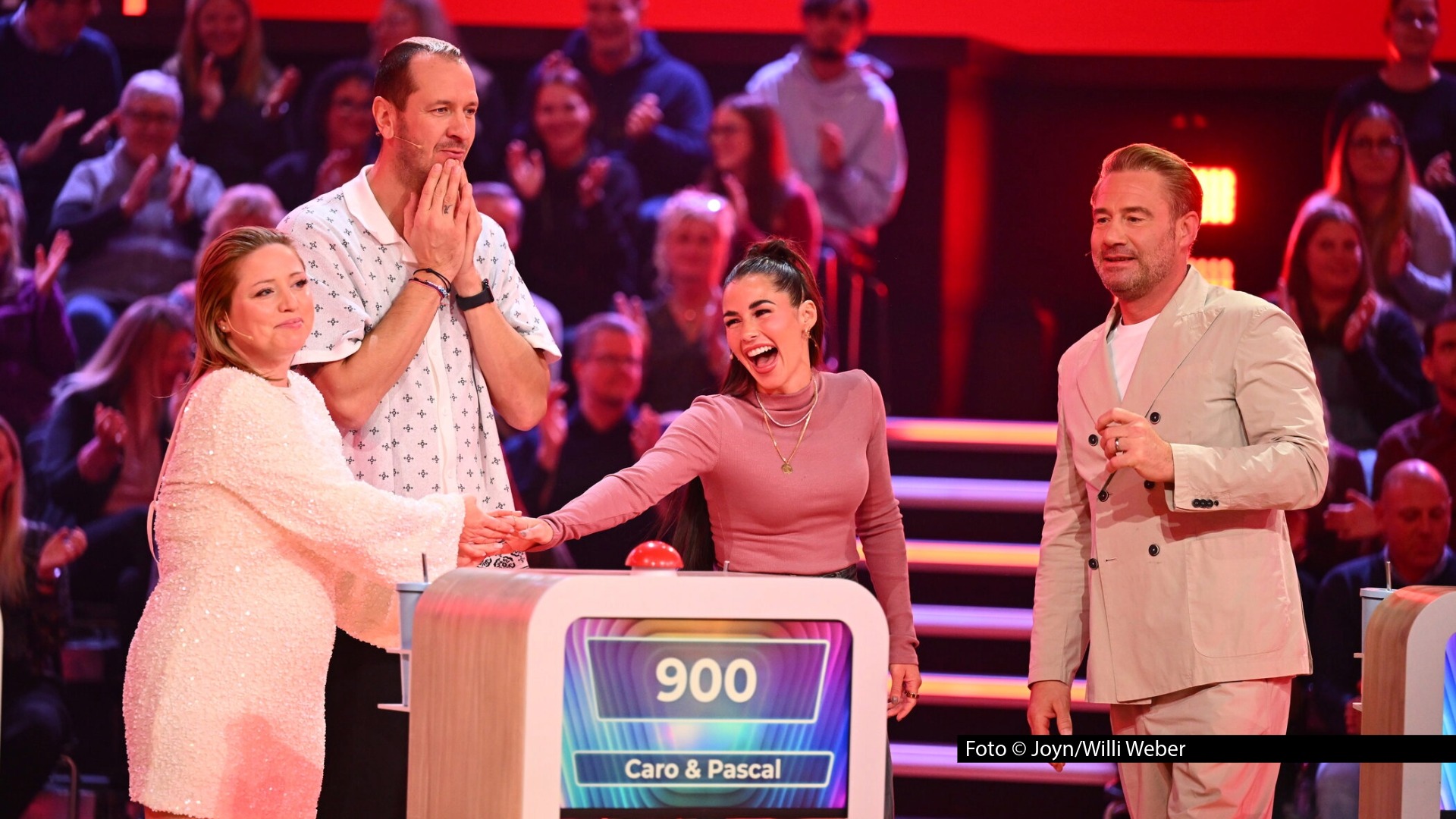 Zum Staffelfinale von „Hast du Töne?“ lädt Sat.1 am 26. März noch einmal zum musikalischen Quizabend in der Primetime ein. Moderator Matthias Opdenhövel empfängt dabei Sarah Engels, Laura Karasek und Pascal Hens, die gemeinsam mit Sasha, Oliver Geissen und Caroline Frier um den Sieg spielen. Foto © Joyn/Willi Weber
