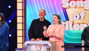 Vor rund einem Monat startete in Sat.1 die aktuelle Staffel von „Hast du Töne?“. Am 21. August läuft die vorerst letzte Ausgabe des Musikquiz. Zum Staffelfinale tritt u.a. der Sternekoch Frank Rosin an der Seite der Teamkapitänin Caroline Frier zum musikalischen Rätselspaß an. Foto © Joyn/Willi Weber