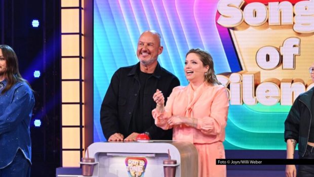 Vor rund einem Monat startete in Sat.1 die aktuelle Staffel von „Hast du Töne?“. Am 21. August läuft die vorerst letzte Ausgabe des Musikquiz. Zum Staffelfinale tritt u.a. der Sternekoch Frank Rosin an der Seite der Teamkapitänin Caroline Frier zum musikalischen Rätselspaß an. Foto © Joyn/Willi Weber