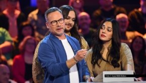 Das Sat.1-Musikquiz „Hast du Töne“ kehrt am 17. Juli mit neuen Folgen zurück. Neu ist auch das feste Rateteam: Caroline Frier, Rick Kavanian und Riccardo Simonetti. Dazu begrüßt Moderator Matthias Opdenhövel prominente Gäste wie Schauspielerin Nilam Farooq und Frank Rosin. Foto © Joyn/Willi Weber