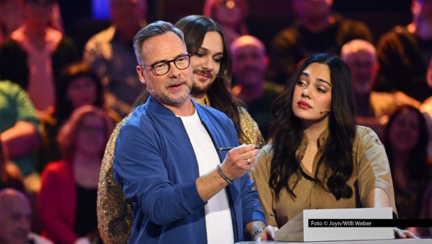 Das Sat.1-Musikquiz „Hast du Töne“ kehrt am 17. Juli mit neuen Folgen zurück. Neu ist auch das feste Rateteam: Caroline Frier, Rick Kavanian und Riccardo Simonetti. Dazu begrüßt Moderator Matthias Opdenhövel prominente Gäste wie Schauspielerin Nilam Farooq und Frank Rosin. Foto © Joyn/Willi Weber