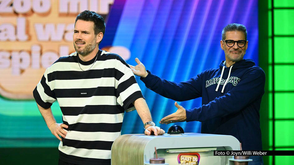 Eine Spezialausgabe der Musik-Quizshow „Hast du Töne?“ steht am 14. August in Sat.1 auf dem Programm. Unter dem Motto „Made in Germany“ stellt sich u.a. Sänger Johannes Strate als Rategast der Herausforderung. Er bildet ein Team mit Kapitän und „Das Kanu des Manitu“-Star Rick Kavanian. Foto © Joyn/Willi Weber