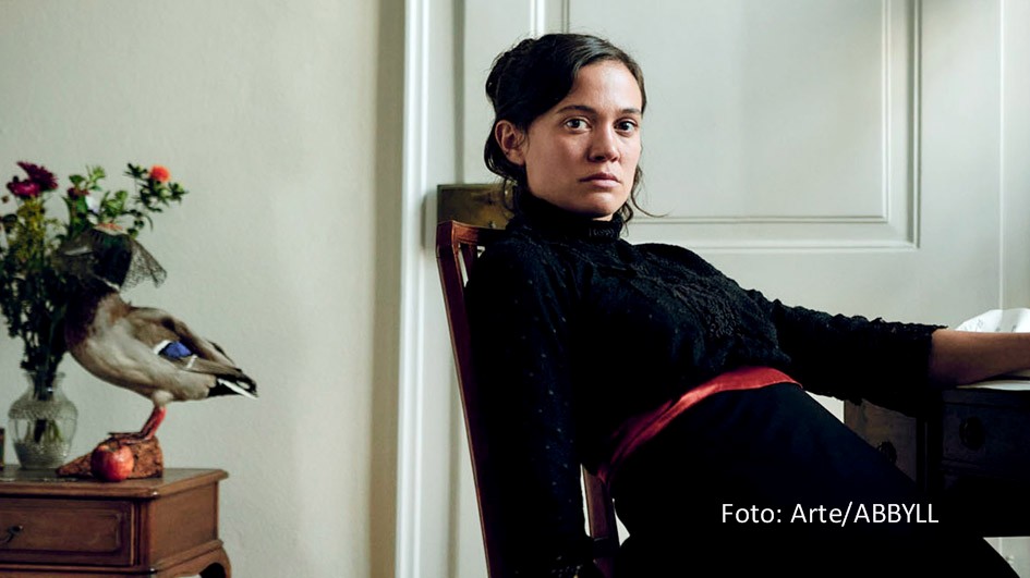 In der im späten 19. Jahrhundert angesiedelten Dramedy „Haus Kummerveldt“ spielt Milena Straube eine ambitionierte junge Schriftstellerin, die sich über die Zwänge der patriarchalischen Gesellschaft hinwegsetzen will. Ab dem 5. Juli feiert die Serie ihre TV-Premiere bei Arte. (Foto: Arte/ABBYLL)