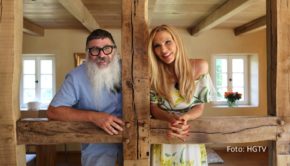 Zum zweiten Mal in der laufenden Staffel wirkt Moderatorin und Autorin Sonya Kraus als Gastjurorin bei „Haus des Jahres: Deutschland“ auf HGTV mit. In der Folge am 23. Januar nimmt sie gemeinsam mit Set- und Interior-Designer Guido Heinz Frinken drei Objekte in NRW unter die Lupe. (Foto: HGTV)