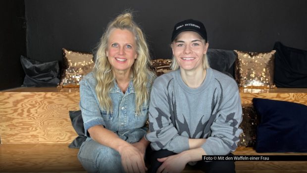 Auch in der Osterwoche gibt’s bei barba radio wieder eine neue Ausgabe des Podcasts „Mit den Waffeln einer Frau“. Gastgeberin Barbara Schöneberger begrüßt diesmal ihre ESC-Kollegin, die Schweizer Comedienne und Moderatorin Hazel Brugger. Foto © Mit den Waffeln einer Frau