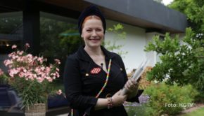 In der zweiten Staffelfolge von „Haus des Jahres: Deutschland“ auf HGTV ist Enie van de Meiklokjes am 19. Dezember als prominente Gastjurorin dabei. Mit Set- und Interior-Designer Guido Heinz Frinken nimmt sie drei außergewöhnliche Locations unter die Lupe. (Foto: HGTV)