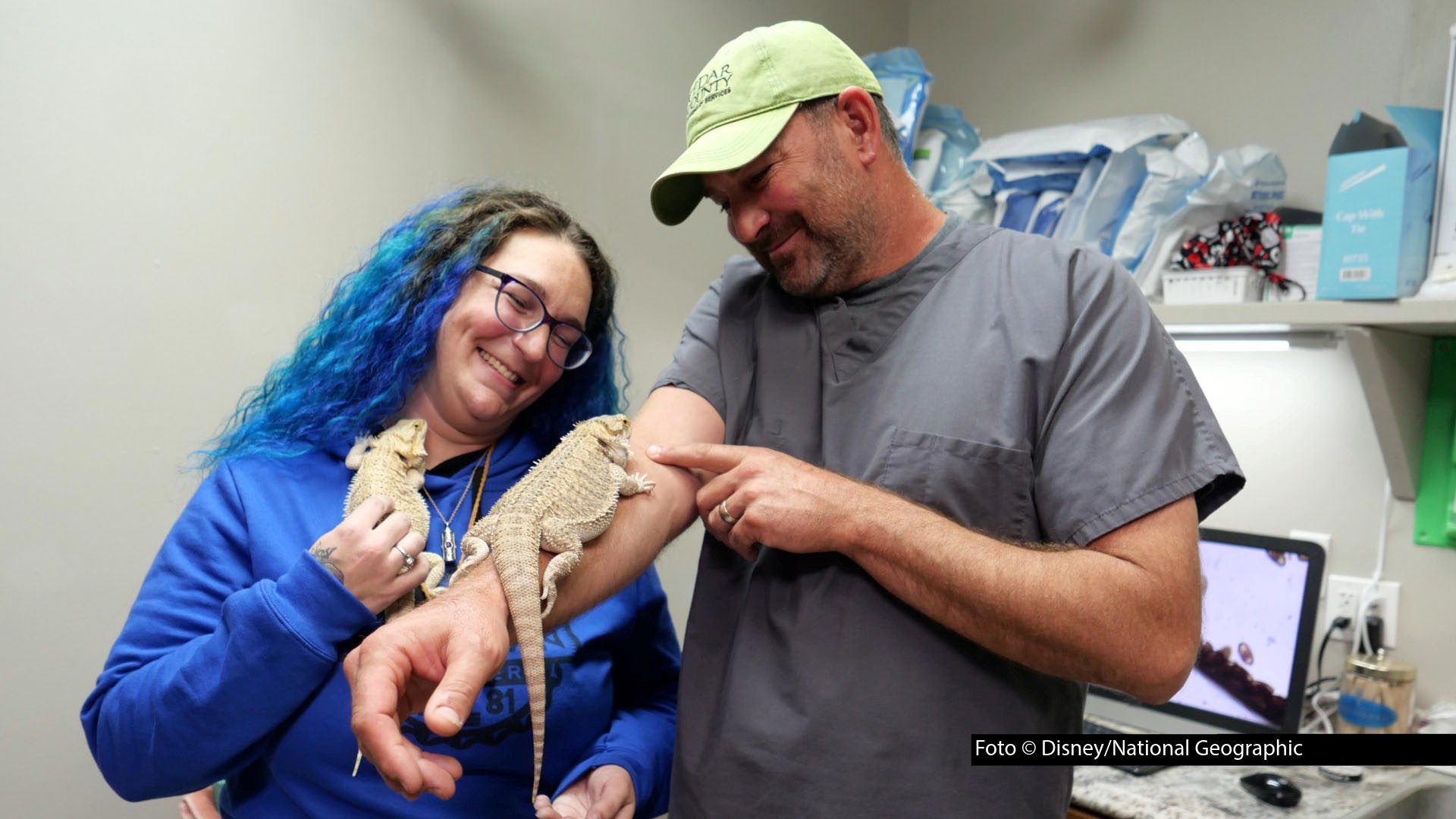 Ab dem 27. Juni gibt’s bei National Geographic WILD die fünfte Staffel der Doku-Serie „Heartland Docs – Die Tierarzt-Familie“ als deutsche TV-Premiere. Dr. Ben Schroeder und seine Frau Erin kümmern sich wieder um Tiere aller Art, darunter auch die Bartagamen von April Sayler. (Foto © Disney/National Geographic)