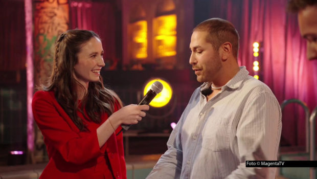 Ab sofort gibt’s bei MagentaTV+ die erste Folge der neuen Dating-Show „2 Hearts One Beat“. Hier entscheidet ausschließlich der Musikgeschmack der Singles über das Weiterkommen. Moderatorin Lucy begleitet die Kandidatinnen und Kandidatinnen bis ins Finale. (Foto © MagentaTV)