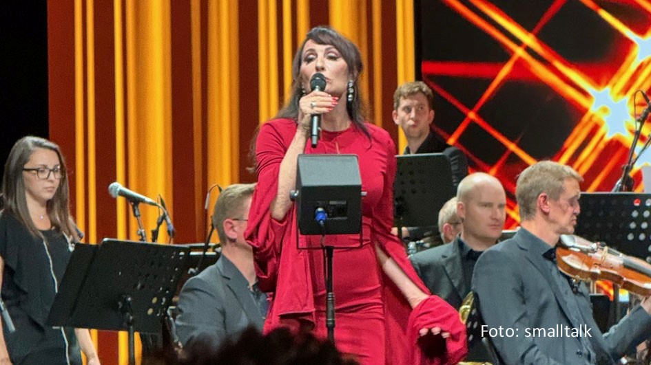 Eine sechsstellige Summe für drei Stiftungen des Universitätsklinikums Heidelberg kam am 23. September beim Wohltätigkeitskonzert „Heidelberg Charity“ zusammen. Als Stargast trat die kanadisch-deutsche Sopranistin Anna Maria Kaufmann mit dem SAP-Sinfonieorchester auf. (Foto: smalltalk)