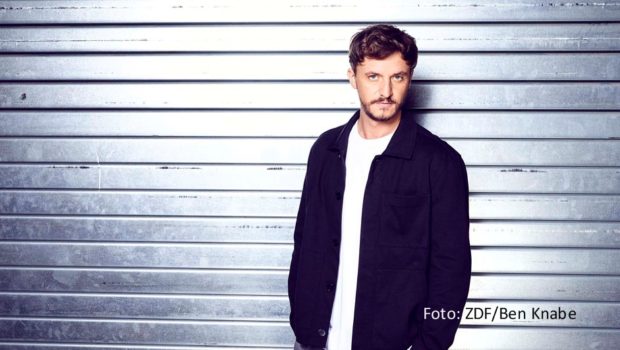 Podcast-Star Tommi Schmitt widmet sich für das ZDF einem seiner absoluten Lieblingsthemen. Er führt durch die Langzeit-Doku „Heimvorteil“ mit den Fußball-Nationalspielern Marc-André ter Stegen, Robin Gosens und Niclas Füllkrug. Sie soll im Vorfeld der EM am 1. Juni ihre Premiere feiern. (Foto: ZDF/Ben Knabe)