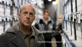 Am 5. April laden Judith Rakers und Giovanni di Lorenzo zu einer neuen Ausgabe von „3nach9“ ein. Diesmal begrüßt das Moderations-Duo u.a. die Schauspieler Sibel Kekilli und Heino Ferch sowie den einstigen SPD-Chef Franz Müntefering. (Foto: ARD Degeto/Odeon Fiction GmbH/NRK)