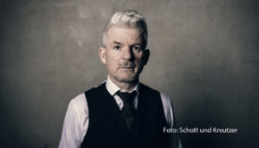 Am 16. Juni steht wieder eine neue Ausgabe der Radio Bremen-Talkshow „3nach9“ auf dem Programm. Im Studio an der Weser begrüßen Judith Rakers und Giovanni di Lorenzo ab 22:30 Uhr u.a. den Autor, Schauspieler und Satiriker Heinz Strunk. (Foto: Schott und Kreutzer)