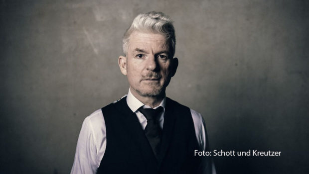 Am 16. Juni steht wieder eine neue Ausgabe der Radio Bremen-Talkshow „3nach9“ auf dem Programm. Im Studio an der Weser begrüßen Judith Rakers und Giovanni di Lorenzo ab 22:30 Uhr u.a. den Autor, Schauspieler und Satiriker Heinz Strunk. (Foto: Schott und Kreutzer)