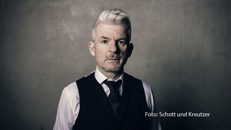 Am 16. Juni steht wieder eine neue Ausgabe der Radio Bremen-Talkshow „3nach9“ auf dem Programm. Im Studio an der Weser begrüßen Judith Rakers und Giovanni di Lorenzo ab 22:30 Uhr u.a. den Autor, Schauspieler und Satiriker Heinz Strunk. (Foto: Schott und Kreutzer)
