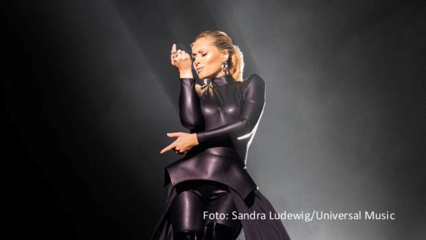 Drei Wochen später als ursprünglich geplant startet Helene Fischer am 11. April ihre Arena-Tournee durch Deutschland und drei weitere Länder. Vor dem ursprünglich geplanten Auftakt in Bremen hatte eine Verletzung den Schlagerstar gestoppt. Nun geht’s mit fünf Shows in Hamburg los. (Foto: Sandra Ludewig/Universal Music)