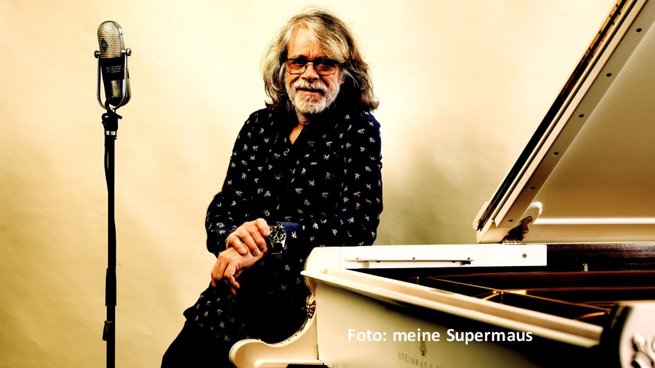 Entertainer und Musiker Helge Schneider blickt heute in der ARD-Talkshow „Maischberger“ auf seine mittlerweile vier Jahrzehnte umspannende Karriere zurück. Weitere Gäste bei Sandra Maischberger sind u.a. Sahra Wagenknecht, Cherno Jobatey und Gerhart Baum. (Foto: meine Supermaus)