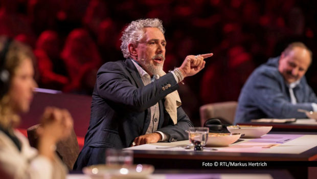 Auch die Jury geht mit vollem Einsatz ans Werk, wenn bei Vox am 16. November die vorerst letzte Folge von „Hensslers Dreamteam“ auf dem Programm steht. Diesmal bewerten die Starköche Roland Trettl, Haya Molcho und Johann Lafer die Leistungen von Steffen Henssler und Co. (Foto © RTL/Markus Hertrich)