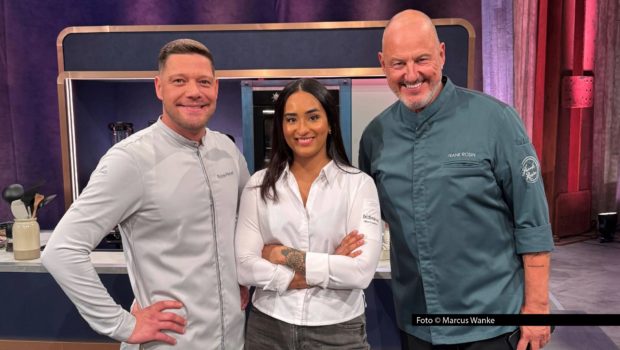 Zum Auftakt der gleichnamigen Kochshow musste sich „Hensslers Dreamteam“ bereits geschlagen geben. In der zweiten Folge messen sich Steffen Henssler, Ali Güngörmüş und Ralf Zacherl mit den drei Spitzengastronomen Robin Pietsch, Alina Meissner-Bebrout und Frank Rosin. Foto © Marcus Wanke