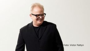 Erstmals seit 2019 ist Herbert Grönemeyer wieder auf Tournee. Am 16. Mai wurde die Konzertreise offiziell in der ausverkauften Wunderino Arena in Kiel eingeläutet. Der Musiker und seine Band spielten dabei auch zahlreiche Songs aus dem aktuellen Album „Das ist los“. (Foto: Victor Pattyn)