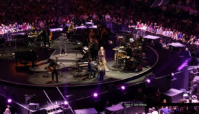 Herbert Grönemeyer ist derzeit wieder unter dem Motto „mittendrin – akustisch“ auf Tournee. Der Vorverkauf für seine nächste Konzertreise im Jahr 2027 läuft auch bereits Hochtouren. Veranstalter Dirk Becker Entertainment hat hierfür jetzt Zusatzshows in Frankfurt und Zürich angekündigt. Foto © Erik Weiss