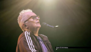 Herbert Grönemeyer und Veranstalter Dirk Becker Entertainment nehmen bereits die Konzertsaison 2027 in den Blick. Der Musiker und seine Mitstreiter spielen dann sieben Shows in Arenen in Deutschland und Ös-terreich. Der Ticketverkauf startet mit einem Pre-Sale am 10. Dezember 2025. Foto © Erik Weiss