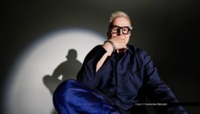 Herbert Grönemeyer und Veranstalter Dirk Becker Entertainment kündigen für die große Arena-Tour 2027 vier zusätzliche Open-Air-Konzerte in Leipzig, Berlin, Hannover und Gelsenkirchen an. Der exklusive Vorverkauf beginnt am 17. Dezember bei Eventim. Foto © Frederike Wetzels