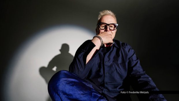 Herbert Grönemeyer und Veranstalter Dirk Becker Entertainment kündigen für die große Arena-Tour 2027 vier zusätzliche Open-Air-Konzerte in Leipzig, Berlin, Hannover und Gelsenkirchen an. Der exklusive Vorverkauf beginnt am 17. Dezember bei Eventim. Foto © Frederike Wetzels