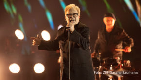 Am Samstag begeisterte Herbert Grönemeyer in der ZDF-Show „Wetten, dass..?“ ein Millionen-Publikum mit seiner neuen Single „Deine Hand“. Jetzt packt er in Kurt Krömers neuer Podcast-Reihe „Kurt Krömer – Feelings“ witzige Anekdoten aus. (Foto: ZDF/Sascha Baumann)