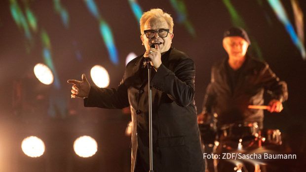 Am Samstag begeisterte Herbert Grönemeyer in der ZDF-Show „Wetten, dass..?“ ein Millionen-Publikum mit seiner neuen Single „Deine Hand“. Jetzt packt er in Kurt Krömers neuer Podcast-Reihe „Kurt Krömer – Feelings“ witzige Anekdoten aus. (Foto: ZDF/Sascha Baumann)