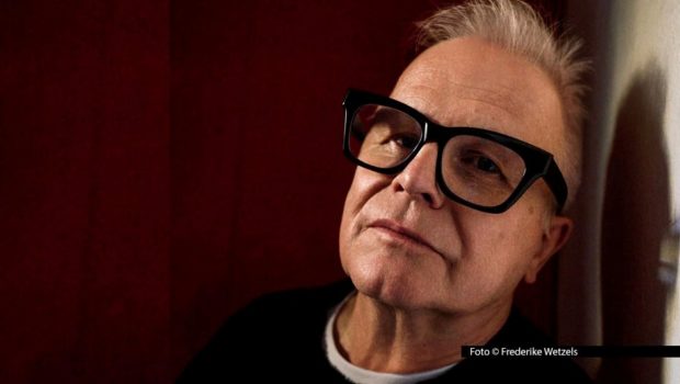 Im Frühjahr 2027 geht Herbert Grönemeyer mit seiner Band auf große Hallen- und Open-Air-Tour durch Deutschland, Österreich und die Schweiz. Nun steht fest, dass er in der Berliner Waldbühne gleich an zwei Abenden auftreten wird. Insgesamt sind 16 Konzerte angekündigt. Foto © Frederike Wetzels